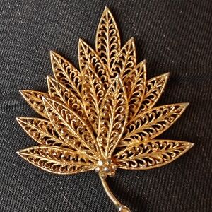 Elegant Gold Leaf Brooch